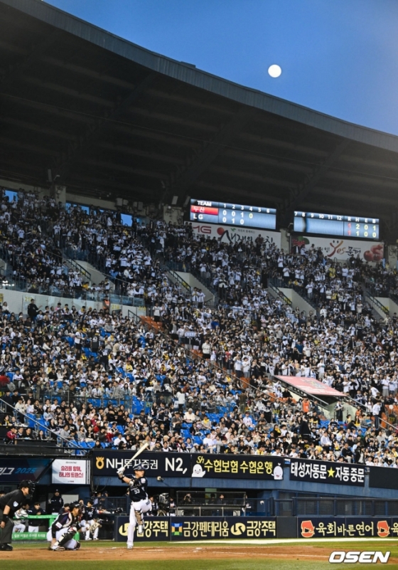 만원관중이 11일 잠실 LG-두산전을 지켜봤다.