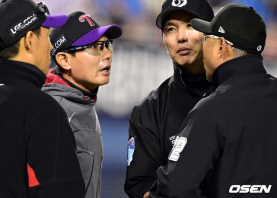 LG 염경엽 감독(왼쪽에서 두 번째)이 11일 잠실 두산전에서 심판진에 항의하다 퇴장당했다.