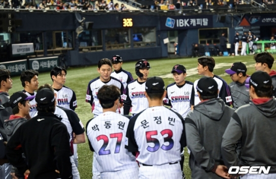 LG 캡틴 박해민이 11일 잠실 두산전 클리닝 타임 때 선수단에게 얘기하고 있다.ㅍ