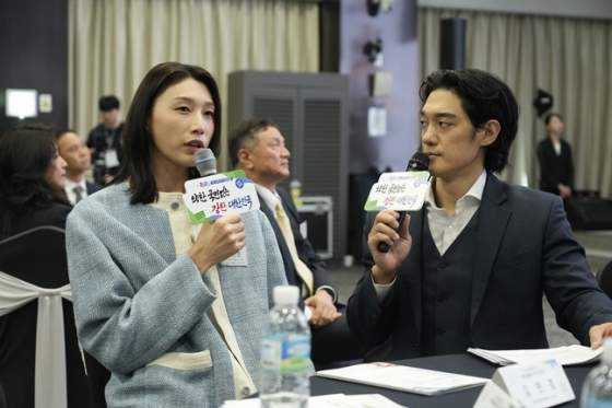 인터뷰하는 김연경(왼쪽). /사진=KADA