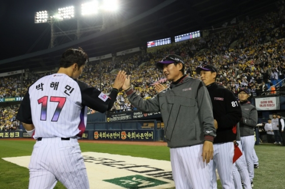 LG 박해민(왼쪽)이 11일 잠실 두산전을 승리로 이끈 후 염경엽 감독과 하이파이브를 하고 있다. /사진=LG 트윈스 제공