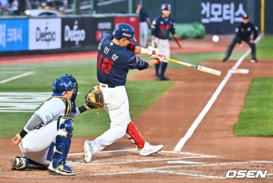 롯데 김민성이 11일 사직 NC전에서 1회 3타점 적시타를 터트리고 있다.