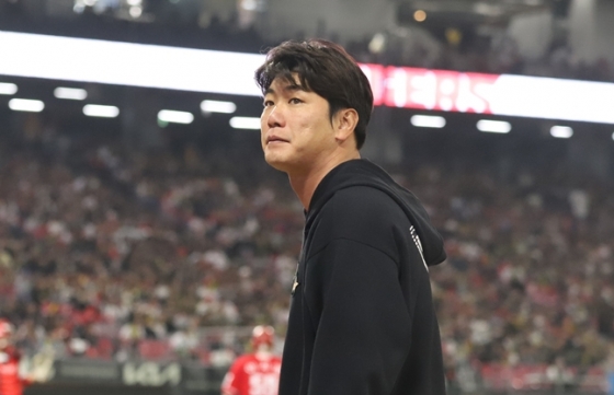 11일 경기에서 더그아웃을 바라보고 있는 김광현. /사진=SSG 랜더스