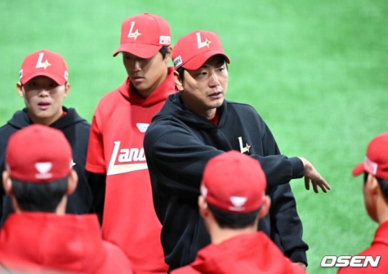 김강현(가운데)이 선수단 미팅을 소집하고 있는 모습.