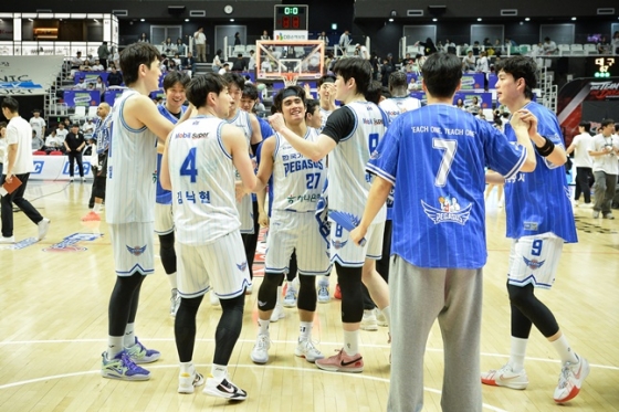한국가스공사 선수들이 6강 플레이오프 1차전 승리 후 기뻐하고 있다. /사진=KBL 제공 