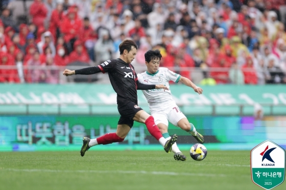 김진수(왼쪽)와 김현욱. /사진=한국프로축구연맹 제공