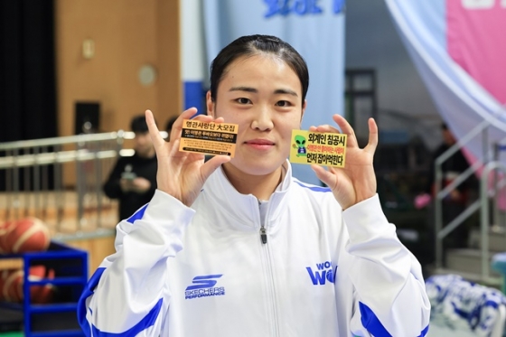 우리은행과 재계약을 맺은 이명관. /사진=WKBL 제공 