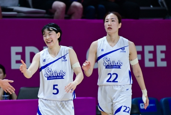 강계리(왼쪽)와 구슬. /사진=WKBL 제공 