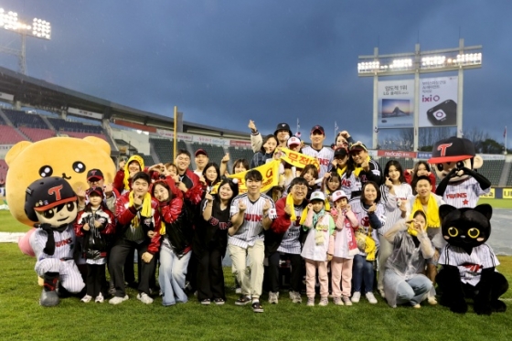 LG 트윈스 오지환이 12일 잠실 두산전에서 결승타로 팀을 승리로 이끈 뒤 팬들과 기념사진을 찍고 있다. /사진=LG 트윈스 제공