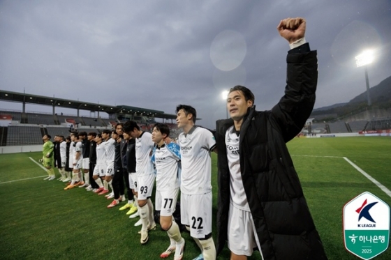 성남FC 선수단의 승리 세리머니. /사진=한국프로축구연맹 제공