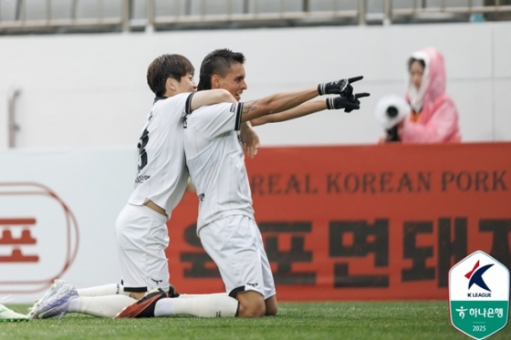 후이즈(오른쪽)의 골 세리머니. /사진=한국프로축구연맹 제공