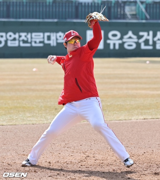 수비 훈련을 하고 있는 최정.