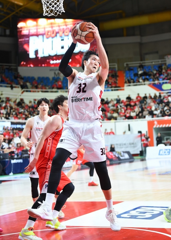 정관장 이종현이 리바운드를 따내고 있다. /사진=KBL 제공 