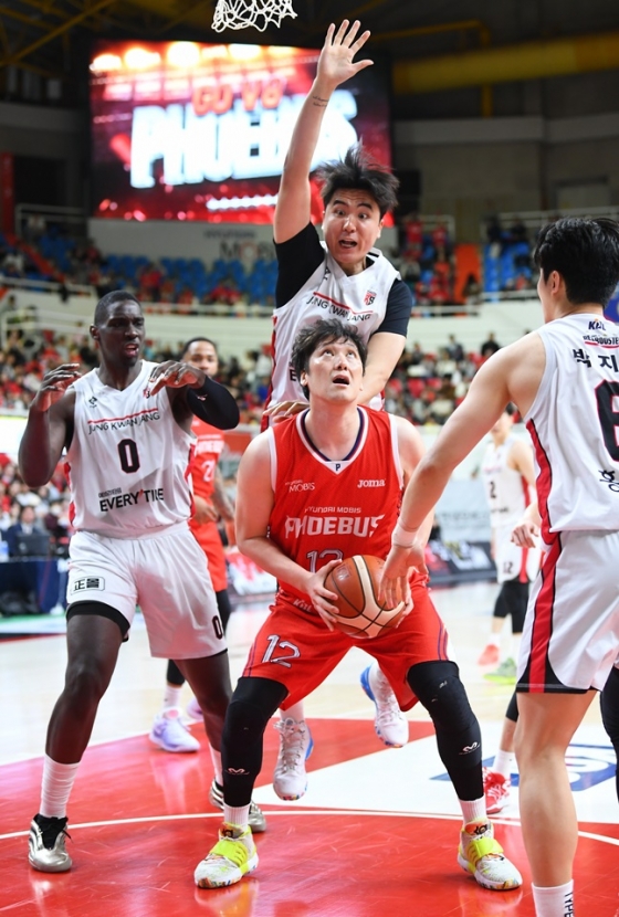 현대모비스 함지훈(가운데 아래)이 상대 수비를 뚫어내고 있다. /사진=KBL 제공 