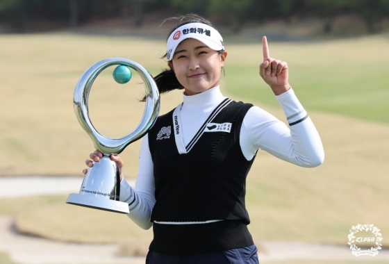 우승 트로피를 들고 포즈를 취하는 김민주. /사진=KLPGA 제공