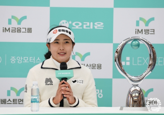김민주가 우승 후 기자회견에서 마이크를 잡고 발언하고 있다. /사진=KLPGA 제공