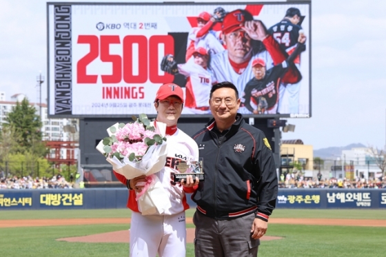 양현종(왼쪽)과 심재학 단장. /사진=KIA 타이거즈