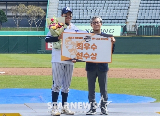 박지성(왼쪽)이 우승 직후 시상식에서 양해영 대한야구소프트볼협회장으로부터 MVP를 수상하고 있다. /사진=안호근 기자