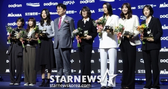 김연경(오른쪽에서 세 번째)을 비롯한 20주년 여/AFPBBNews=뉴스1자 베스트7 수상자들이 조원태 회장과 기념촬영하고 있다. /사진=김진경 대기자