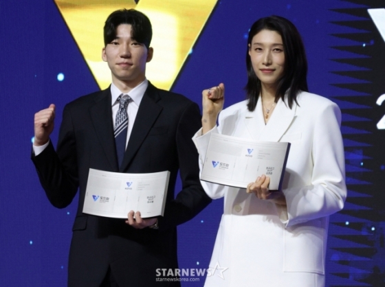 2024-2025 V리그 시상식이 14일 서울 서대문구 스위스 그랜드 호텔에서 열렸다.  허수봉(현대캐피탈)과 김연경(흥국생명)이 남녀 MVP 수상한 후 포토타임을 갖고 있다. /사진=김진경 대기자