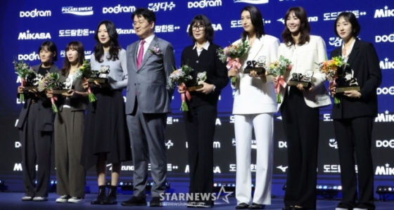 2024-2025 V리그 시상식이 14일 서울 서대문구 스위스 그랜드 호텔에서 열렸다.  김연경을 비롯한 20주년 여자 베스트7을 수상자들이 조원태 회장과 기념촬영을 하고 있다. /사진=김진경 대기자