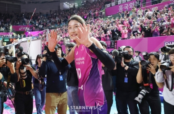 흥국생명 김연경이 지난 8일 현역 마지막 우승 후 팬들을 향해 손을 흔들고 있다. /사진=김진경 대기자