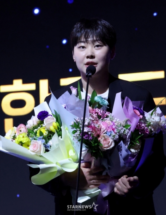 2024-2025 V리그 시상식이 14일 서울 서대문구 스위스 그랜드 호텔에서 열렸다.  한국도로공사 김다은이 영플레이어상을 수상한 후 소감을 밝히고 있다. /사진=김진경 대기자