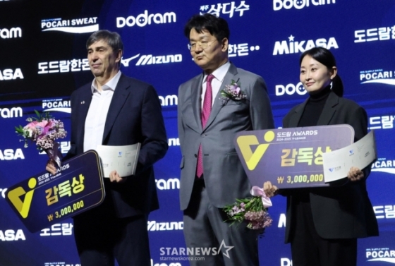 2024-2025 V리그 시상식이 14일 서울 서대문구 스위스 그랜드 호텔에서 열렸다.  필립 블랑 현대캐피탈 감독(왼쪽)과 아본단자 감독(대리 수상)이 남녀 감독상 수상 후 조원태 회장과 기념촬영을 하고 있다. /사진=김진경 대기자