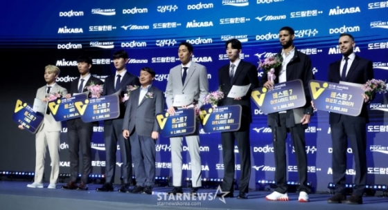 2024-2025 V리그 시상식이 14일 서울 서대문구 스위스 그랜드 호텔에서 열렸다.  허수봉, 레오를 비롯한 베스트 7 수상자들이 조원태 회장과 기념촬영을 하고 있다. /사진=김진경 대기자