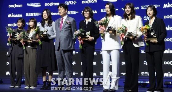 [포토] 김연경 '레전드와 함께 섰어요'