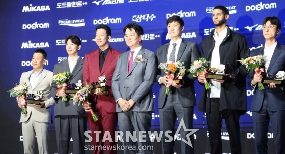 [포토] 레오 '이 자리는 얼떨떨하네요'