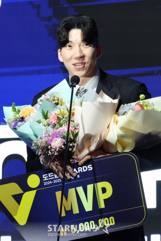 [포토] MVP 허수봉 '레오 내년에도 파이팅'