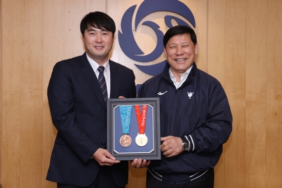 정대현 삼성 수석코치(왼쪽)와 허구연 KBO 총재. /사진=KBO 제공