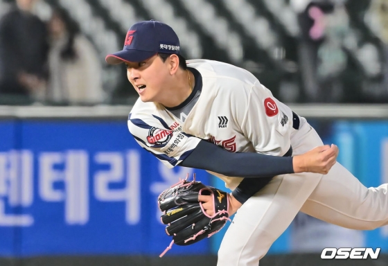 롯데 마무리 김원중이 9회초 역투하고 있다. 