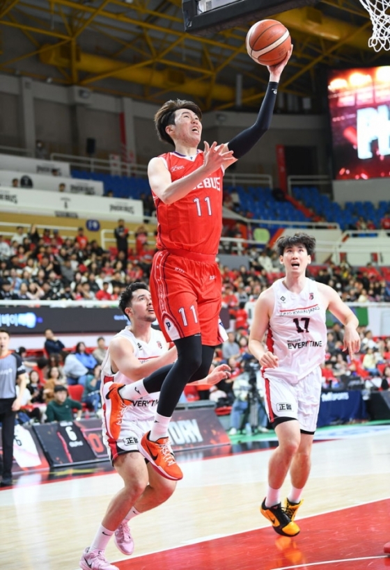 레이업슛을 시도하는 이우석(가운데). /사진=KBL 제공