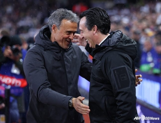 루이스 엔리케(왼쪽) PSG 감독과 우나이 에메리 아스톤 빌라 감독이 16일 오전 4시(한국시간) 영국 빌라의 빌라 파크에서 열린 2024~2025시즌 유럽축구연맹(UEFA) 챔피언스리그(UCL) 8강 2차전 경기 전 웃으며 대화하고 있다. /AFPBBNews=뉴스1