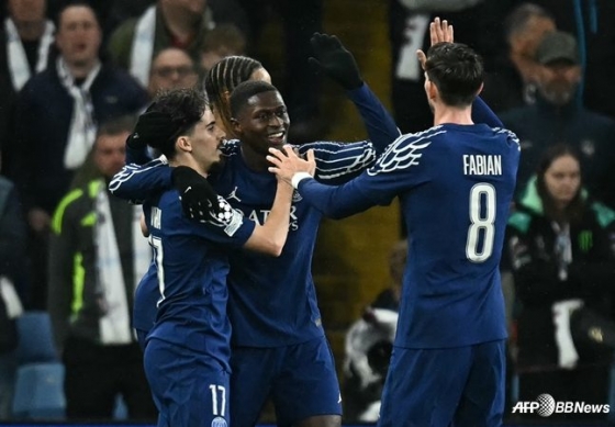 PSG 선수들이 16일 오전 4시(한국시간) 영국 빌라의 빌라 파크에서 열린 2024~2025시즌 유럽축구연맹(UEFA) 챔피언스리그(UCL) 8강 2차전 경기서 득점 후 세리머니하고 있다. /AFPBBNews=뉴스1