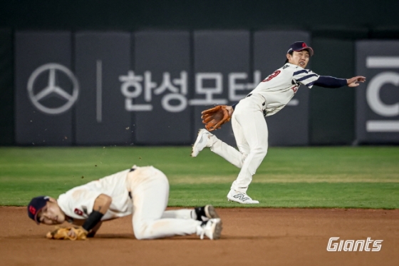 수비에서도 큰 힘을 보태고 있는 전민재(오른쪽). /사진=롯데 자이언츠 제공
