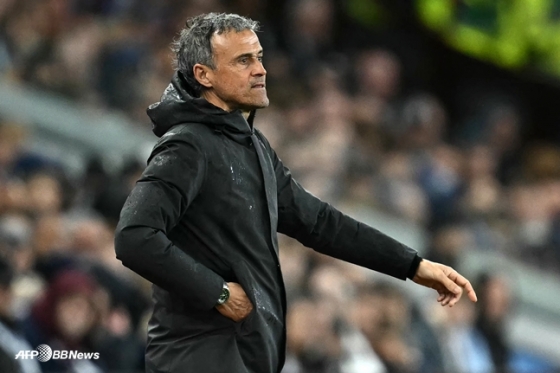 16일 작전 지시를 하고 있는 루이스 엔리케 PSG 감독. /AFPBBNews=뉴스1