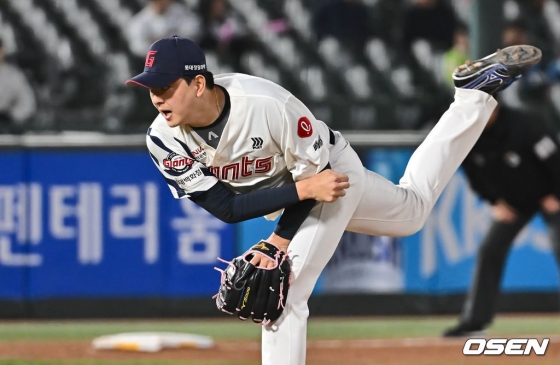 김원중이 8회초 2사에서 등판해 투구를 펼치고 있다.