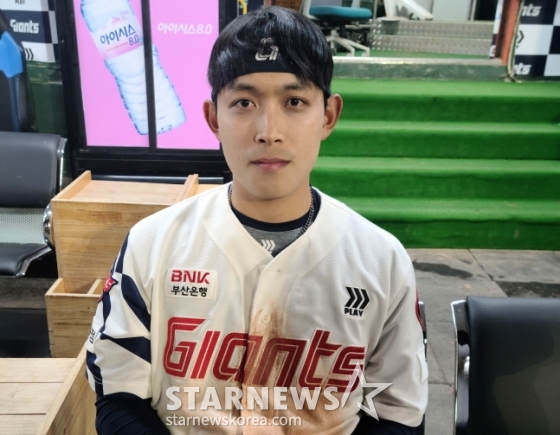 황성빈이 경기 후 취재진과 인터뷰를 하고 있다. /사진=안호근 기자