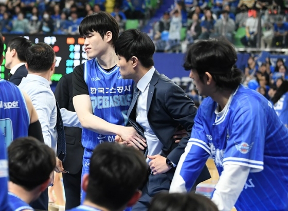 한국가스공사 강혁 감독이 심판진에게 항의하자 선수들이 말리고 있다. /사진=KBL 제공