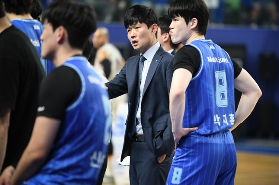 한국가스공사 강혁 감독이 심판진에게 항의하고 있다.  /사진=KBL 제공 