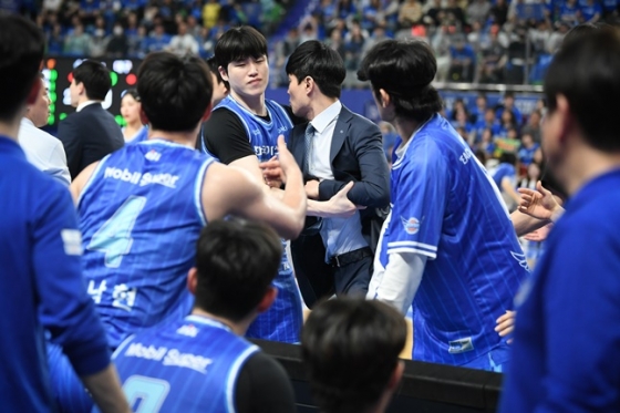 한국가스공사 강혁 감독이 심판진에게 항의하자 선수들이 말리고 있다.  /사진=KBL 제공 