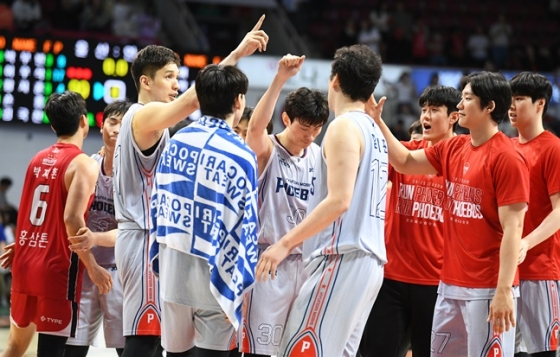 현대모비스 선수들이 4강 플레이오프 진출 확정 후 기뻐하고 있다. /사진=KBL 제공 
