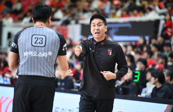 정관장 김상식 감독이 심판에게 항의하고 있다. /사진=KBL 제공 