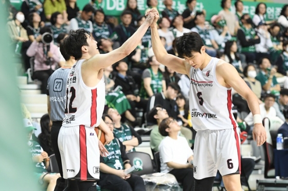 김영현과 주장 박지훈(오른쪽). /사진=KBL 제공