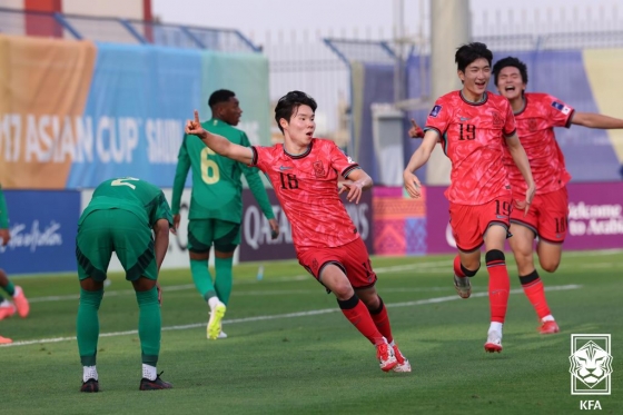 오하람(가운데)이 사우디아라비아와 U-17 아시안컵 준결승전에서 선제골을 넣고 세리머니하고 있다. /사진=대한축구협회(KFA) 제공