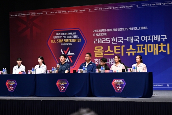 미디어데이에서 강성형 감독(왼쪽에서 3번째)이 취재진의 질문에 답하고 있다. /사진=KOVO 제공