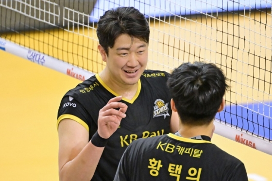 나경복(왼쪽). /사진=한국배구연맹 제공